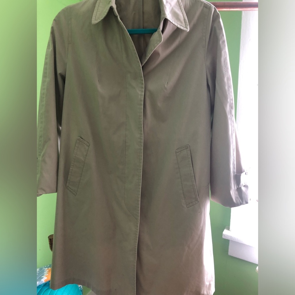 London fog size 6. Very stylish jacket for a smaller frame